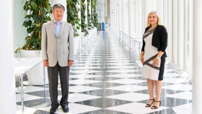Europaministerin Melanie Huml, MdL (rechts), empfängt den chinesischen Generalkonsul Yue Zhang (links) in der Staatskanzlei.