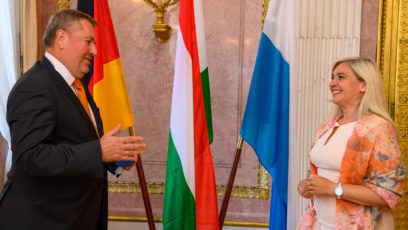 Europaministerin Melanie Huml, MdL (rechts), begrüßt den ungarischen Botschafter Dr. Péter Györkös (links) im Prinz-Carl-Palais.