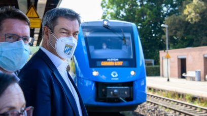 Ministerpräsident Dr. Markus Söder, MdL, bei der Einfahrt des Wasserstoffzugs am Bahnhof Kaufbeuren.