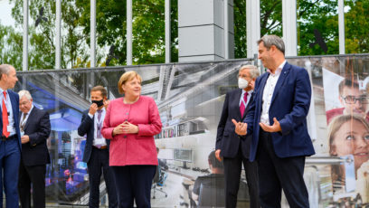 Bundeskanzlerin Dr. Angela Merkel (Mitte) und Ministerpräsident Dr. Markus Söder, MdL (rechts), besuchen gemeinsam das Max-Planck-Institut für Quantenoptik in Garching.