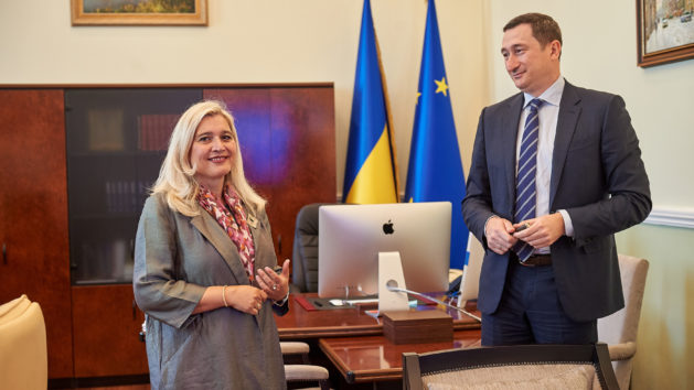 Der Minister für die Entwicklung der Kommunen und Territorien der Ukraine, Oleksiy M. Chernyshov (rechts), empfängt Europaministerin Melanie Huml, MdL (links), zu einem Gespräch.