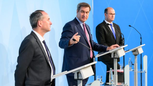 Pressekonferenz mit Wirtschaftsminister Hubert Aiwanger, Ministerpräsident Dr. Markus Söder und Finanzminister Albert Füracker (v.l.n.r.).