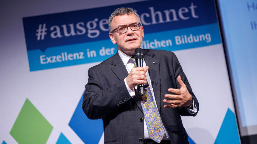 Bei der Meisterpreisverleihung der IHK für München und Oberbayern hält Staatsminister Dr. Florian Herrmann eine Rede. © Matthias Balk/IHK
