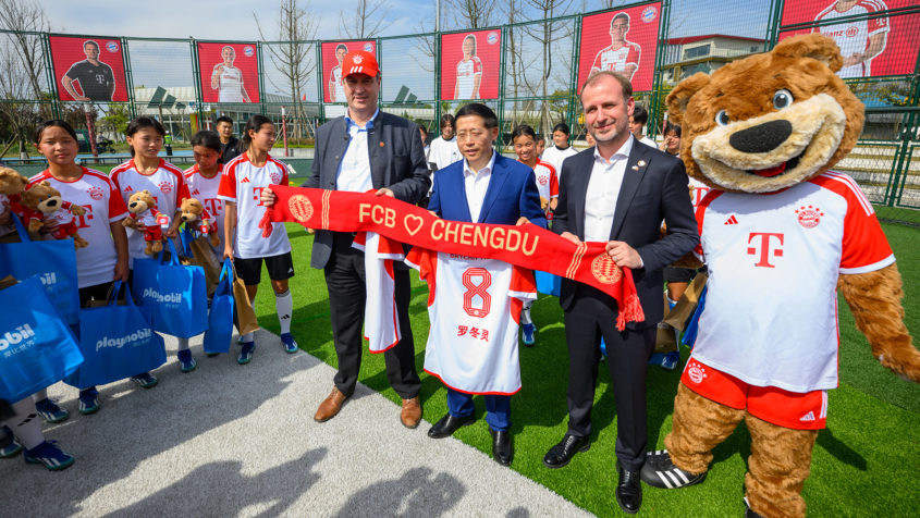 Ministerpräsident Dr. Markus Söder, der Leiter und Parteisekretär der Sportbehörde der Provinz Sichuan, Luo Dongling, und der Direktor Corporate Partnerships der FC Bayern München AG, Benjamin Hoeneß.