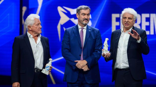 Blauer Panther – TV & Streaming Award: Ministerpräsident Dr. Markus Söder (Mitte) mit den Ehrenpreisträgern Miroslav Nemec (links) und Udo Wachtveitl (rechts).