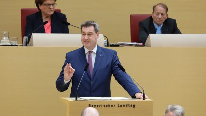 Ministerpräsident Dr. Markus Söder, MdL, am Rednerpult im Plenarsaal des Bayerischen Landtags.