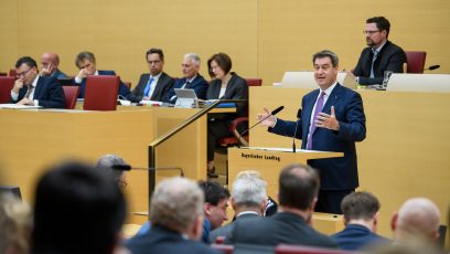 Ministerpräsident Dr. Markus Söder, MdL, am Rednerpult im Plenarsaal des Bayerischen Landtags.