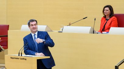 Ministerpräsident Dr. Markus Söder, MdL, am Rednerpult im Plenarsaal des Bayerischen Landtags. Hinter Ministerpräsident Dr. Söder, MdL, sitzt Landtagspräsidentin Ilse Aigner, MdL.
