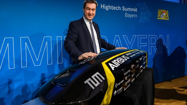 Ministerpräsident Dr. Markus Söder, MdL, bei einem Hyperloop-Modell.