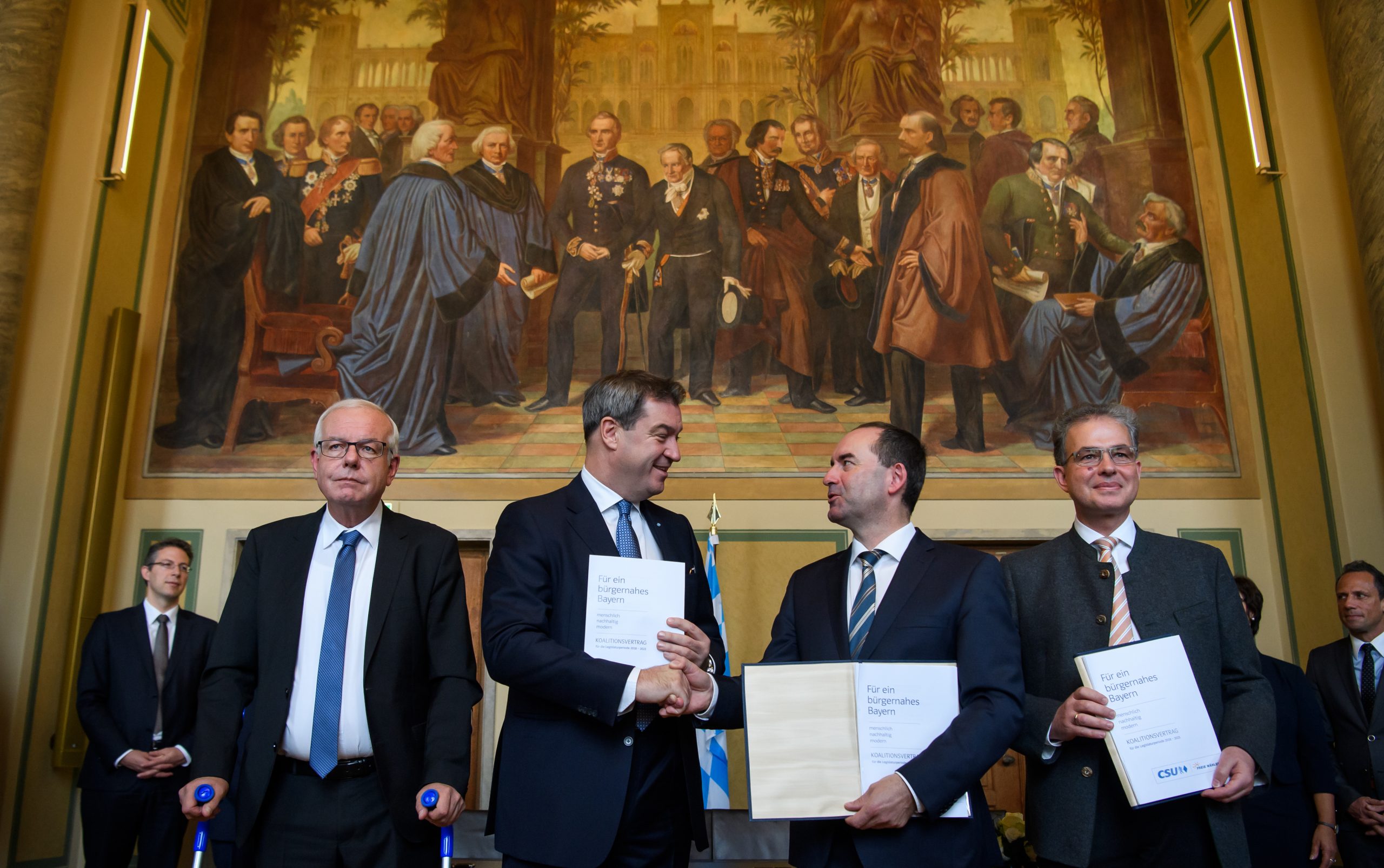 Von links nach rechts: CSU-Fraktionschef Thomas Kreuzer, MdL, Ministerpräsident Dr. Markus Söder, MdL, Wirtschaftsminister Hubert Aiwanger, MdL, und Freie-Wähler-Fraktionschef Florian Streibl, MdL, nach der Unterzeichnung des Koalitionsvertrags.
