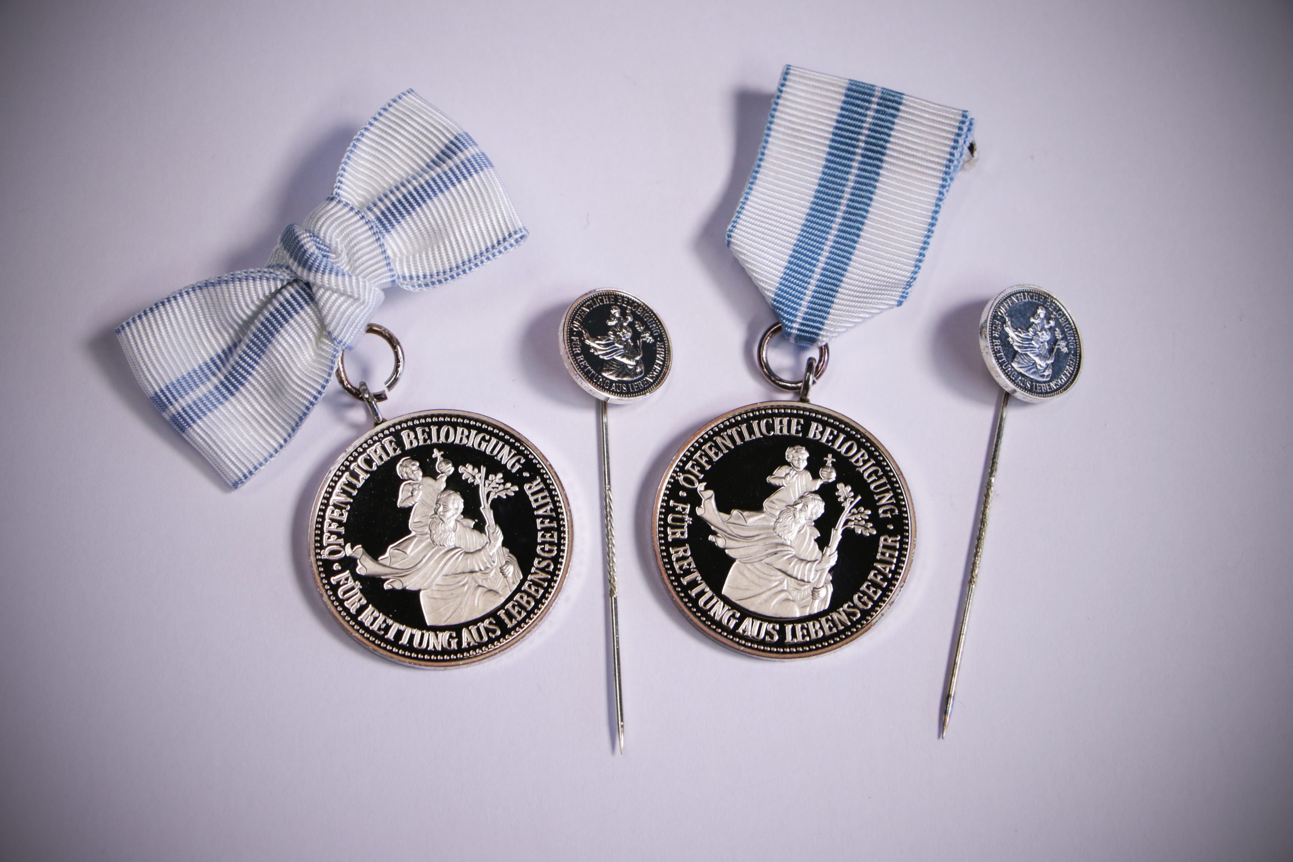 Die Christophorus-Medaille in der Kategorie für Frauen (rechts) und Männer (links).