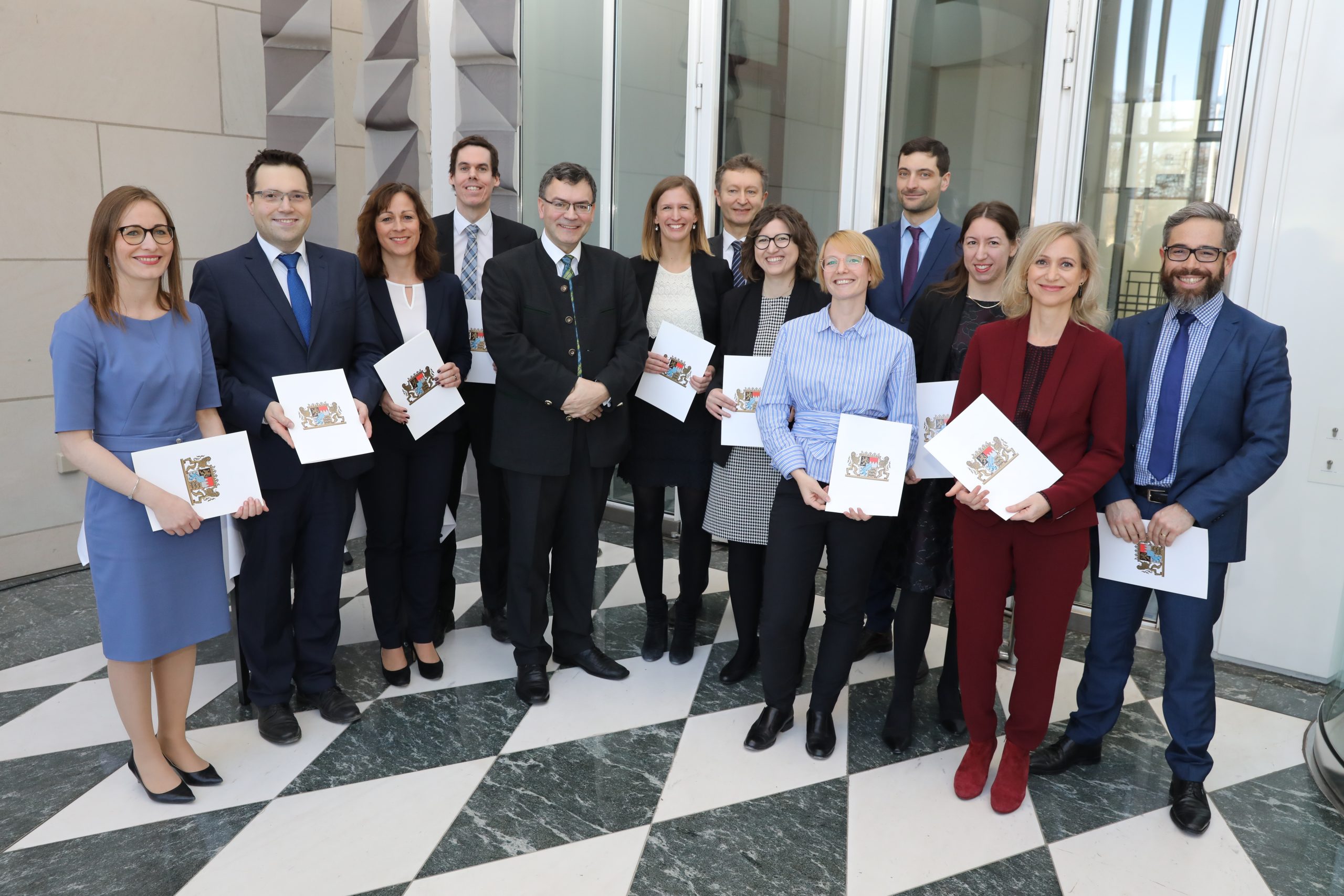 Gruppenbild: Die Teilnehmer des V. Exzellenz Programms Europa mit Staatsminister Dr. Florian Herrmann, MdL (5. von links).