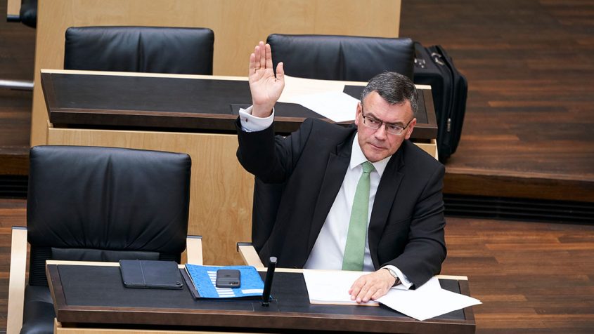 Staatsminister Dr. Florian Herrmann, MdL, bei einer Abstimmung in der Bundesratssitzung am 15. Mai 2020. © Henning Schacht