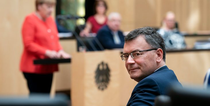 Staatsminister Dr. Florian Herrmann, MdL, während einer Sitzung des Bundesrates.