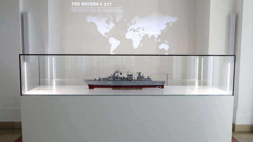 Ausstellungsobjekt F 217 Fregatte „Bayern“ von Walter Baumann Landau im Vestibül der Bayerischen Staatskanzlei.