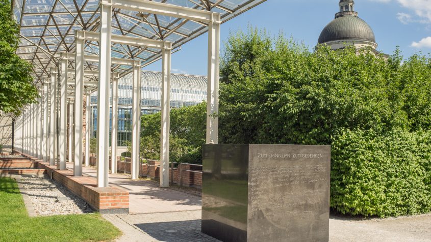 An der Mündung der von der Bayerischen Staatskanzlei herführenden Arkadenreihe steht das Denkmal für den NS-Widerstand von Leo Kornbrust. Der Gedenk-Kubus (1996) enthält Verweise auf Widerständler, wie die „Weiße Rose" oder die militärische Gruppierung des Stauffenberg-Attentats vom 20. Juli 1944.