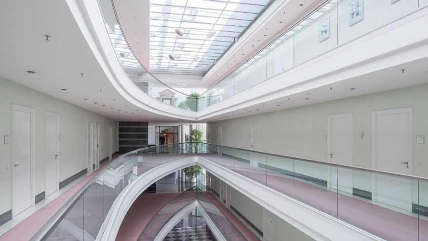 Blick von oben ins Treppenhaus mit Himmelsleiter im Nordflügel der Bayerischen Staatskanzlei.