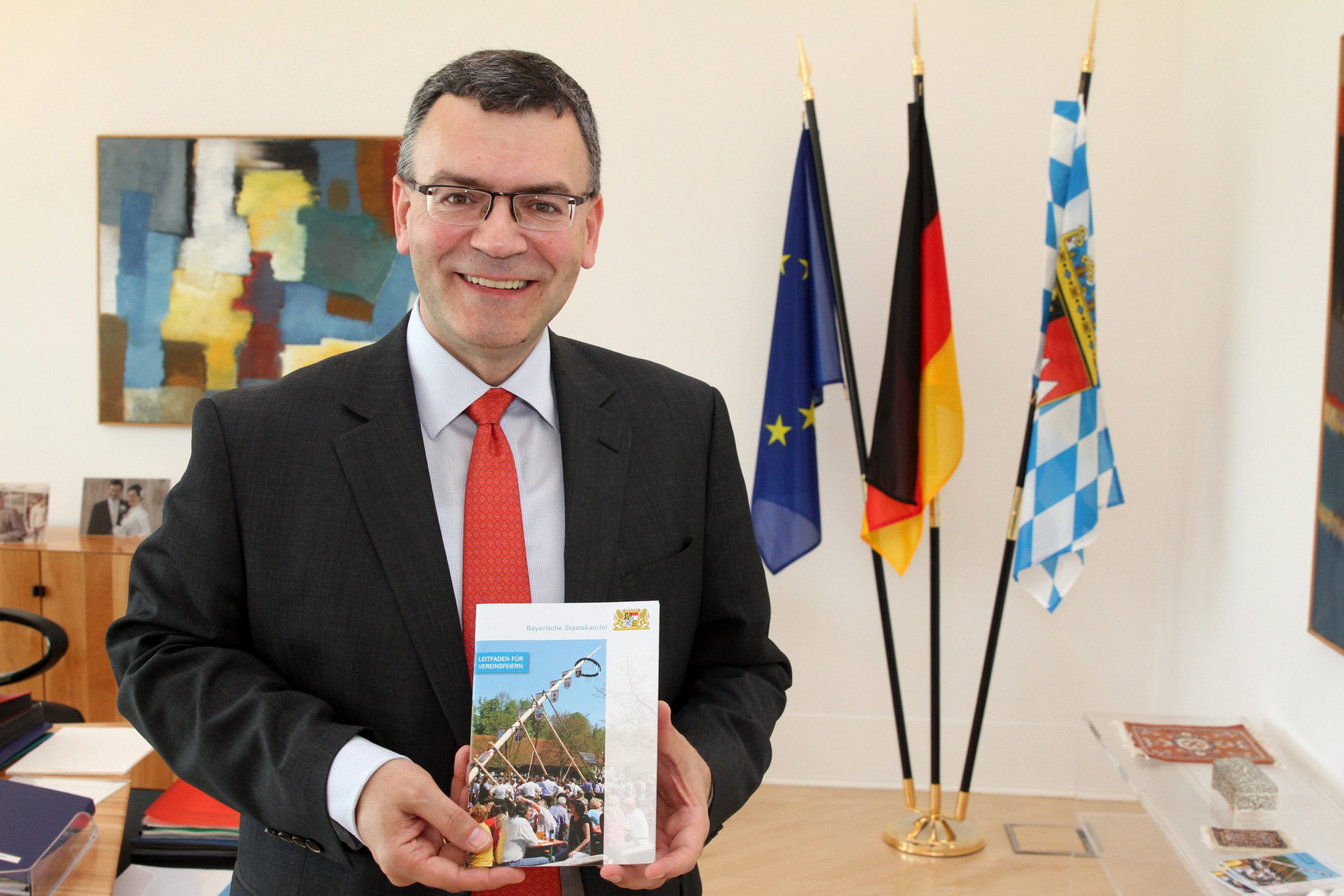 Staatsminister Dr. Florian Herrmann, MdL, mit dem Leitfaden für Vereinsfeiern.