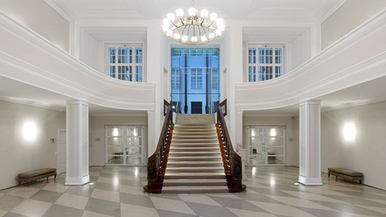Der Blick vom Eingang in das Foyer. © BitterBredt