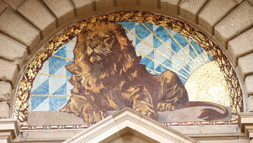 Das Mosaik „Bayerischer Löwe“ von Carl Marr an der Westfassade.