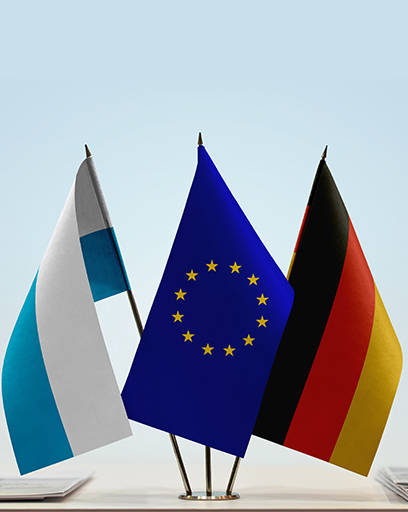 Flaggen des Freistaats Bayern (links), der Europäischen Union (Mitte) und der Bundesrepublik Deutschland (rechts). © Oleksandr - stock.adobe.com