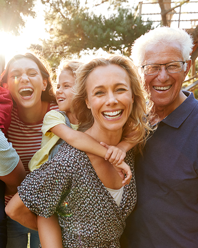 Familie (Großeltern, Eltern, Kinder) in der Natur. © Monkey Business - stock.adobe.com