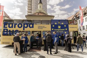 Menschen stehen vor dem Europa-Bus am 2. Mai 2019 in Augsburg.