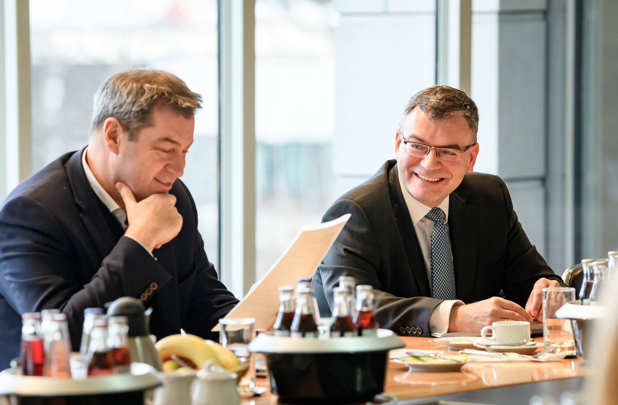 Ministerpräsident Dr. Markus Söder, MdL (links), und Staatsminister Dr. Florian Herrmann, MdL (rechts), während einer Kabinettssitzung.