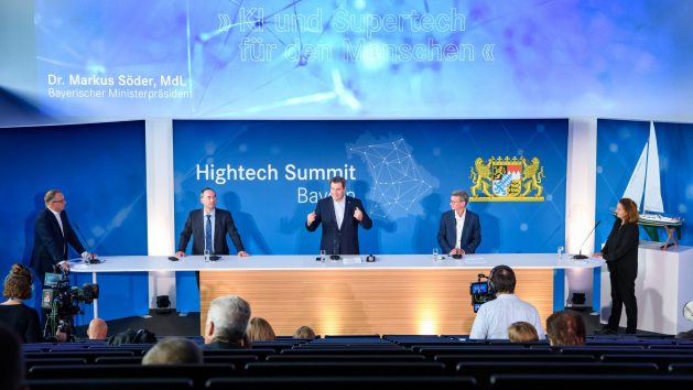 Der Hightech Summit zum Thema ‚KI und Supertech für den Menschen‘ in Bamberg unter anderem mit Wirtschaftsminister Hubert Aiwanger, MdL (links), Ministerpräsident Dr. Markus Söder, MdL (Mitte), und Wissenschaftsminister Bernd Sibler, MdL (rechts).