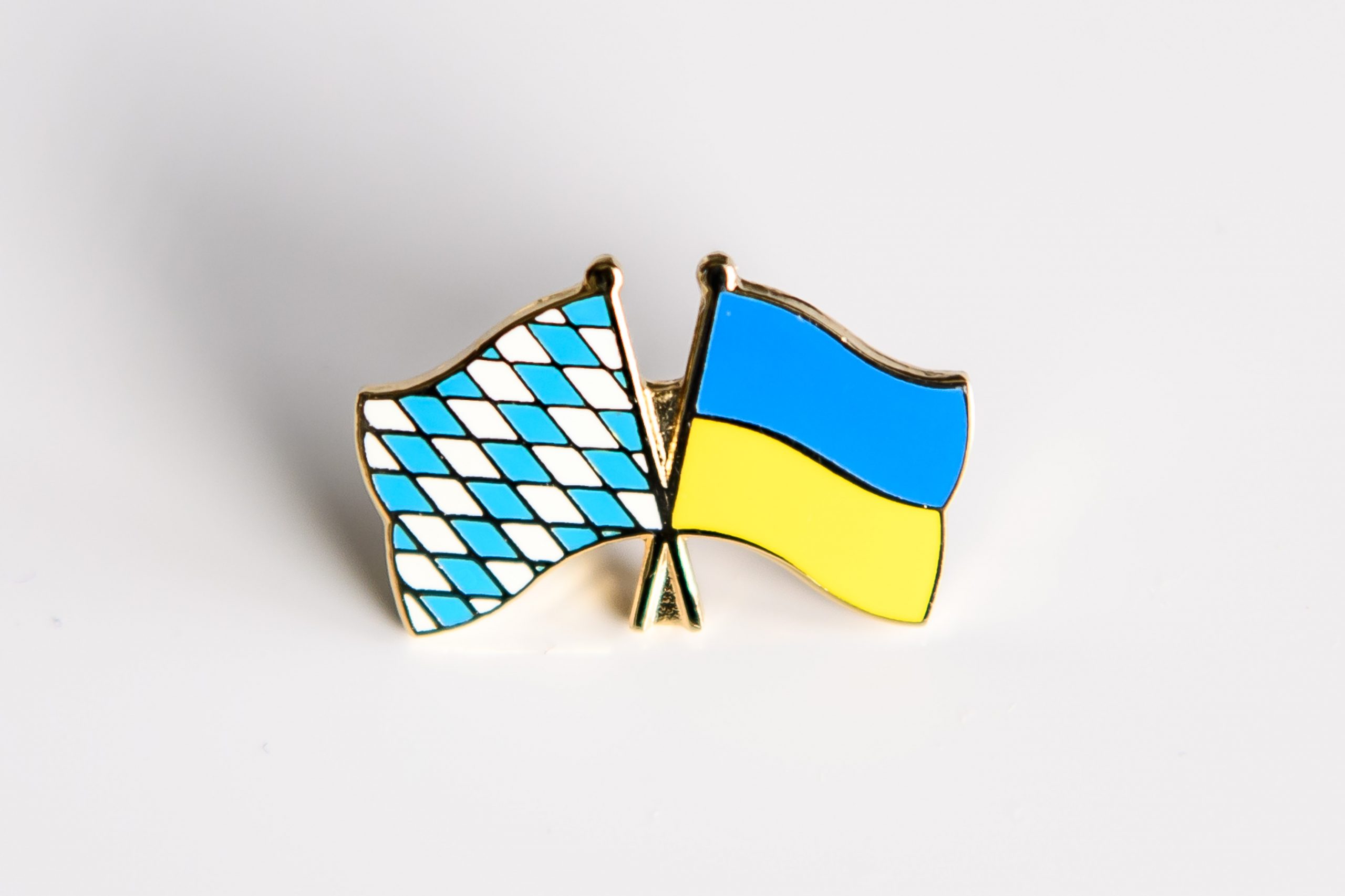 Bayerisch-ukrainische Beziehungen: Die Rautenflagge des Freistaats Bayern (links) und die Flagge der Ukraine (rechts).