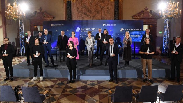 Staatsministerin Judith Gerlach, MdL (7. von links in der Mitte), mit allen Preisträgerinnen und Preisträgern.
