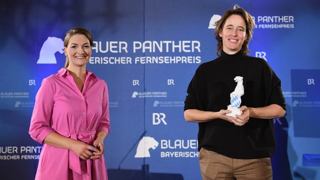 Digitalministerin Judith Gerlach, MdL (links), verleiht den Blauen Panther in der Kategorie "Beste Regie" an Pia Strietmann für "Endlich Witwer" (ZDF).