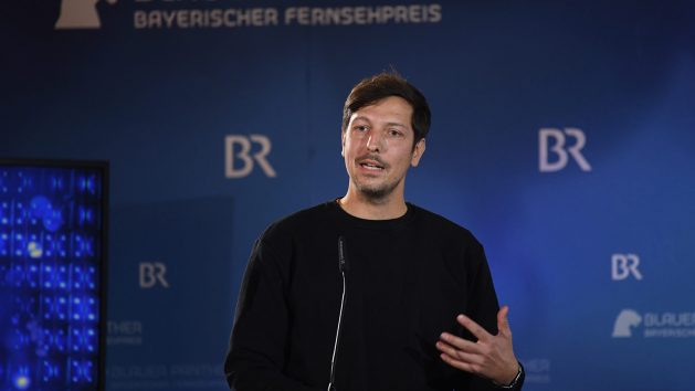 Journalist Thilo Mischke erhält in der Kategorie "Information" den Bayerischen Fernsehpreis für seine Reportage "Deutsche an der ISIS-Front" (Pro7).