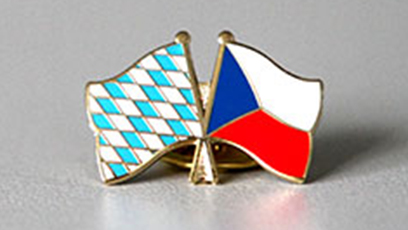 Anstecknadel mit der Rautenflagge des Freistaats Bayern (links) und der Staatsflagge der Tschechischen Republik (rechts)