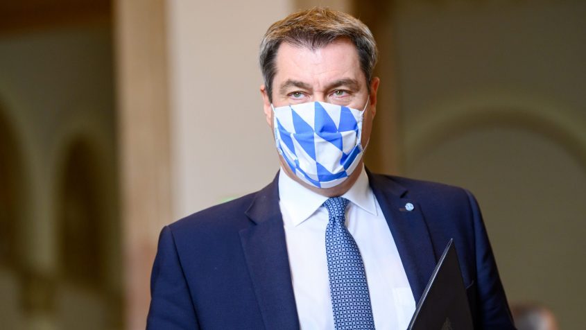 Auf den Weg zur Sondersitzung: Ministerpräsident Dr. Markus Söder, MdL, im Bayerischen Landtag.