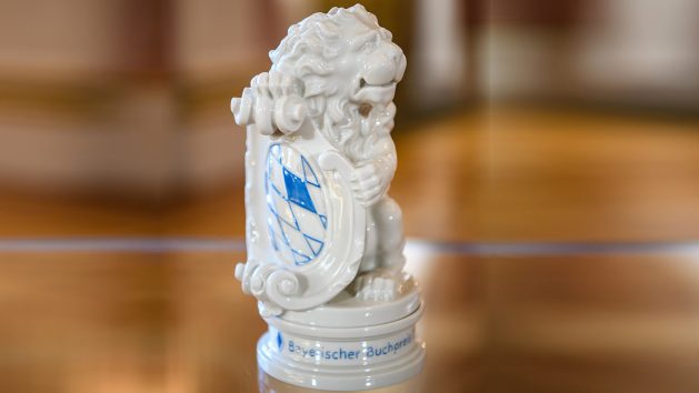 Mit dem Bayerischen Buchpreis werden die besten deutschsprachigen Neuerscheinungen in den Kategorien Sachbuch und Belletristik ausgezeichnet.
