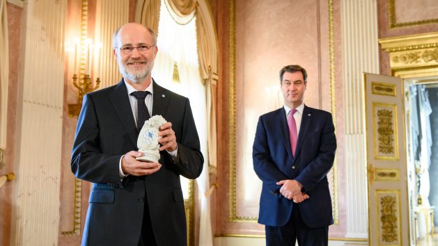 Bayerischer Buchpreis: Der Ehrenpreis des Bayerischen Ministerpräsidenten geht in diesem Jahr an Prof. Dr. Harald Lesch (links).