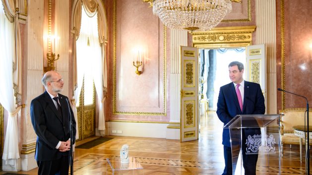 Ministerpräsident Dr. Markus Söder, MdL (rechts), über Prof. Dr. Harald Lesch (links): „Professor Harald Lesch ist ein Multitalent - vielfach ausgezeichneter Astrophysiker, Philosoph, Buchautor, Wissenschaftsjournalist und Fernsehmoderator. Er ist ein herausragender Wissensvermittler, der in seinen Büchern hochkomplexe Phänomene und komplizierte Zusammenhänge der Wissenschaft für jedermann verständlich macht. Darüber hinaus ist er ein engagierter Kämpfer für die Bewahrung unserer Schöpfung.“