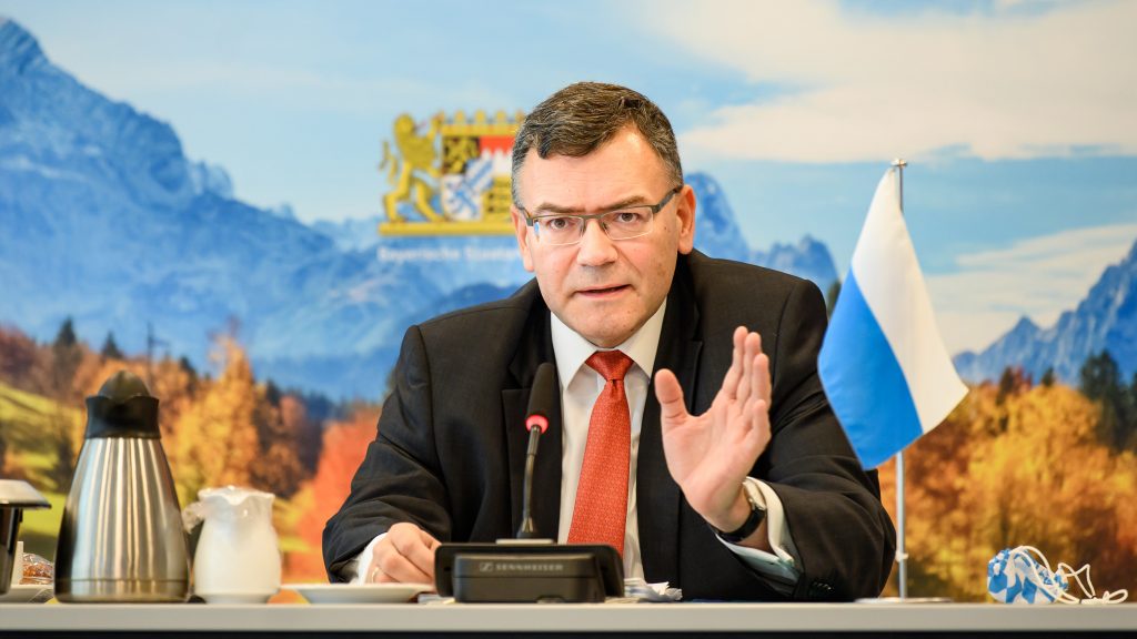 Staatsminister Dr. Florian Herrmann, MdL, während der Videokonferenz mit dem Bayerischen Ethikrat.