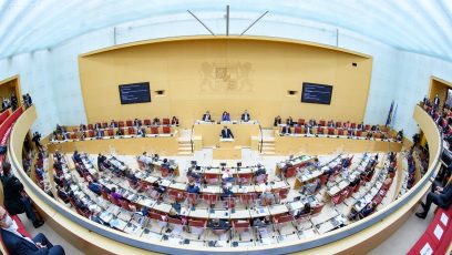 Der Landtag stimmt über die weiteren Maßnahmen der Staatsregierung zur Eindämmung der Corona-Pandemie ab. Die Maßnahmen sollen ab 9. Dezember 2020 gelten.