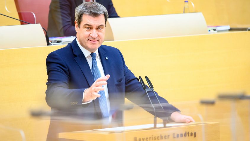 Ministerpräsident Dr. Markus Söder, MdL, in seiner Regierungserklärung: "Kontakte runter und daheim bleiben: Ab Mittwoch gilt der landesweite Lockdown. Jetzt sind Geduld, Disziplin und Gemeinsinn gefragt. Wir schließen Handel, Schulen und Kitas. Es ist schwierig, aber notwendig. Wir machen keine Experimente. Es ist Zeit, auf Nummer sicher zu gehen."