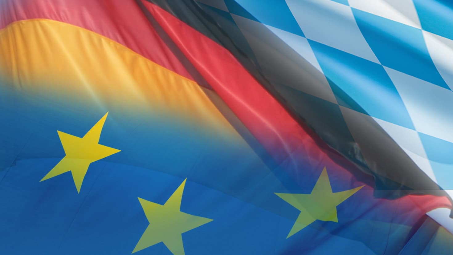 Die Flaggen des Freistaats Bayern, der Bundesrepublik Deutschland und der Europäischen Union (von oben nach unten).
