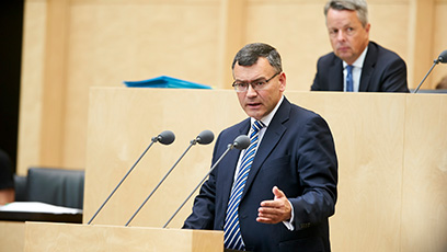 Staatsminister Herrmann steht hinter einem Rednerpult aus hellem Holz und spricht in der Sitzung des Bundesrat Berlin.