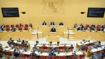 In der Sondersitzung des Landtags stellt Ministerpräsident Dr. Markus Söder, MdL, in einer Regierungserklärung die beschlossenen Corona-Maßnahmen der Bayerischen Staatsregierung vor.