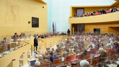 Die Abgeordneten des Bayerischen Landtags kommen zu einer Sondersitzung zur aktuellen Corona-Lage am 8. Januar 2021 im Plenarsaal zusammen, um über die beschlossenen Maßnahmen der Bayerischen Staatsregierung abzustimmen.