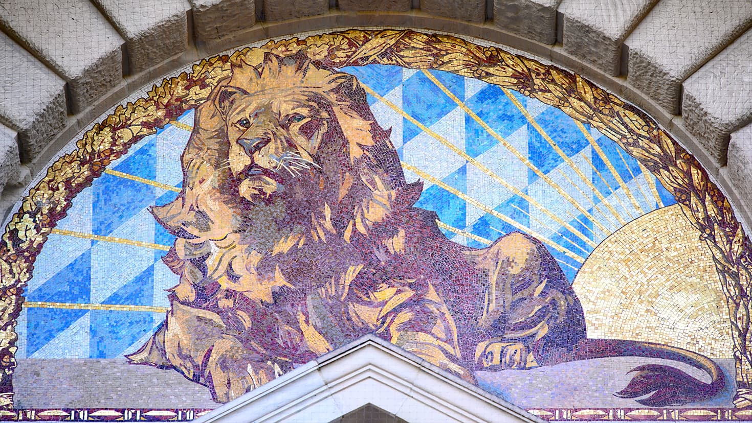 Das Mosaik „Bayerischer Löwe“ von Carl Marr an der Westfassade der Bayerischen Staatskanzlei.