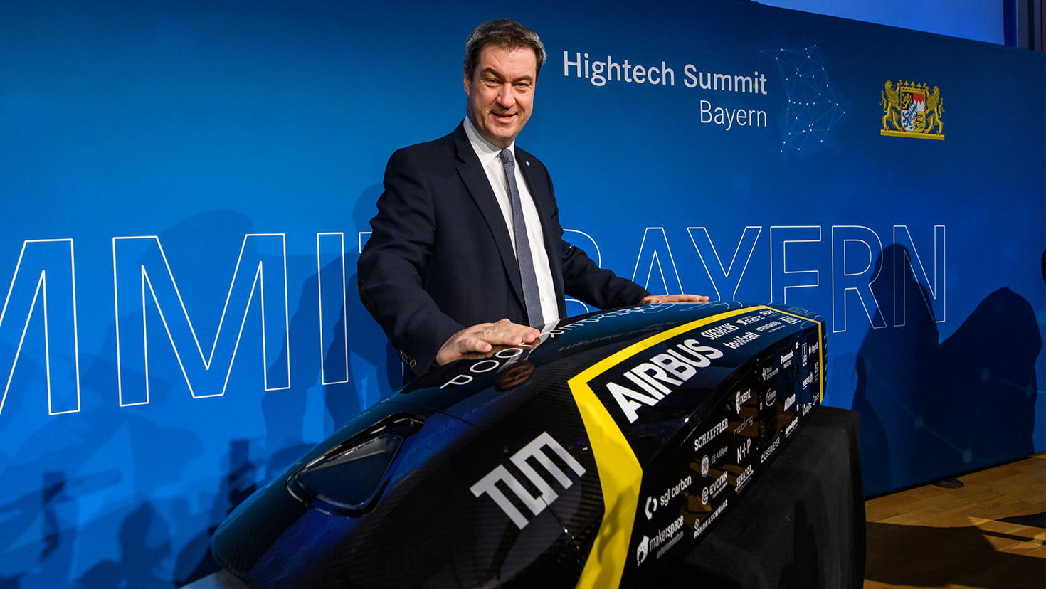 Ministerpräsident Dr. Markus Söder, MdL, bei einem Hyperloop-Modell.
