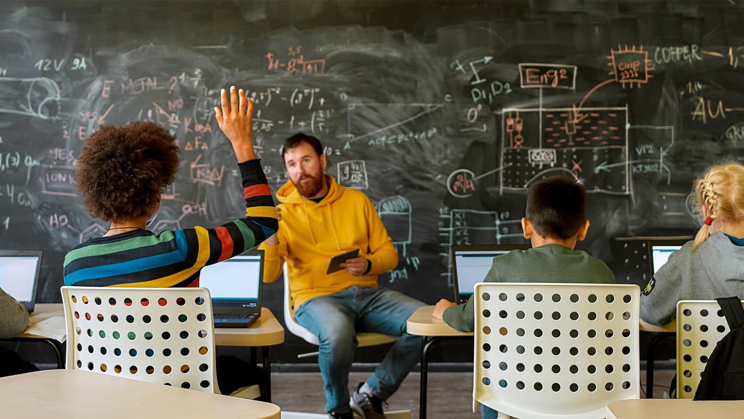 Schülerinnen und Schüler diskutieren mit ihrem Lehrer in einer Unterrichtsstunde. © Svitlana - stock.adobe.com Schülerinnen und Schüler diskutieren mit ihrem Lehrer in einer Unterrichtsstunde. © Svitlana - stock.adobe.com