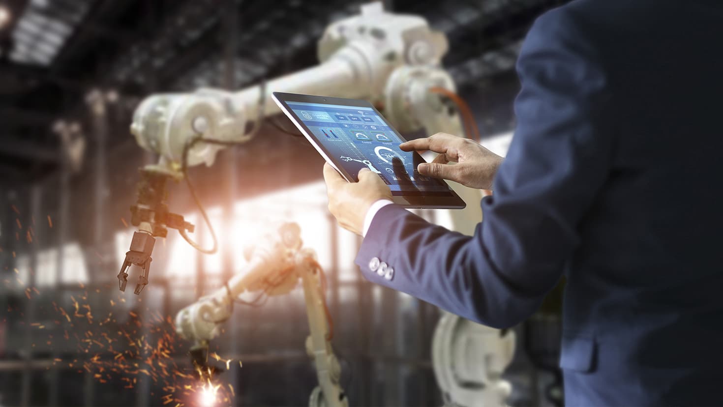 Wirtschaftsingenieur mit Tablet Control Automation Roboterarme Maschine in intelligente auf Überwachung. Schweißroboter und digitaler Fertigungsbetrieb. © ipopba - stock.adobe.com
