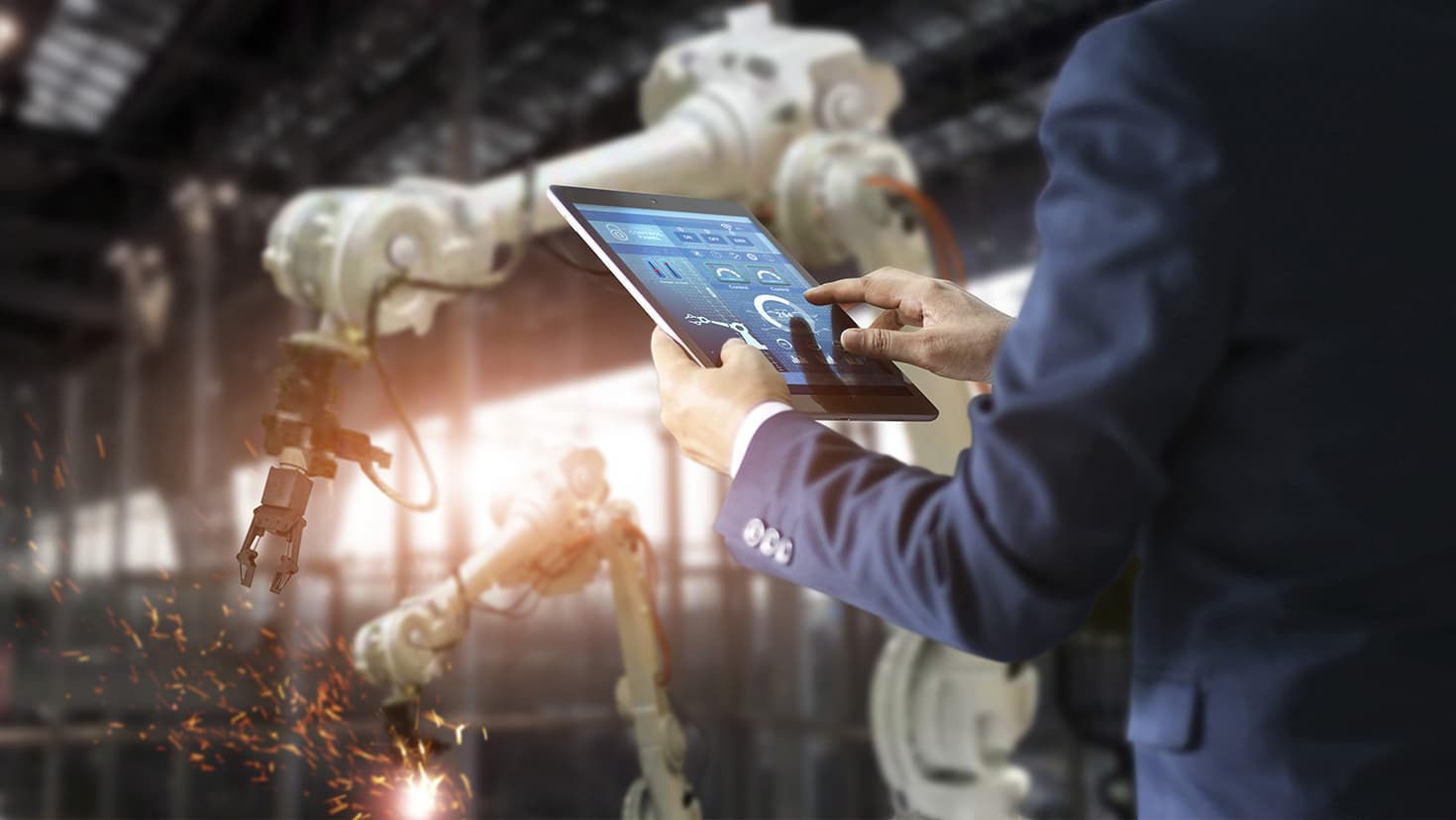 Wirtschaftsingenieur mit Tablet Control Automation Roboterarme Maschine in intelligente auf Überwachung. Schweißroboter und digitaler Fertigungsbetrieb. © ipopba - stock.adobe.com Wirtschaftsingenieur mit Tablet Control Automation Roboterarme Maschine in intelligente auf Überwachung. Schweißroboter und digitaler Fertigungsbetrieb. © ipopba - stock.adobe.com
